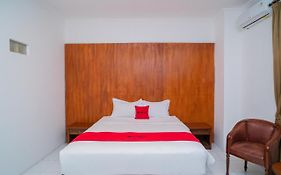 RedDoorz at Hotel Surya Solo